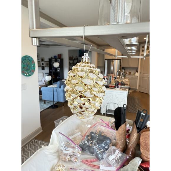 4- 4” Vtg Gold Christmas Shatterproof Ornaments with Frosted Glitter EUC - Picture 3 of 3